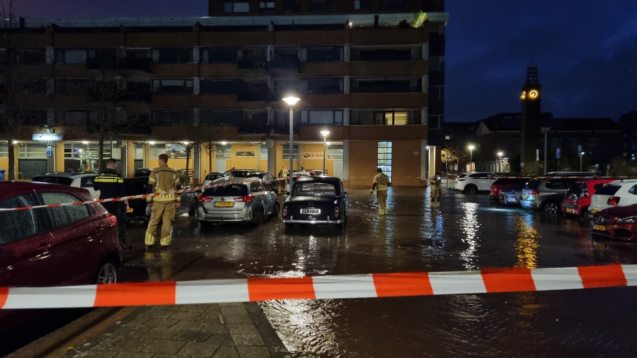 Enorme Wateroverlast bij Winkelcentrum Dorrestein na Leidingbreuk