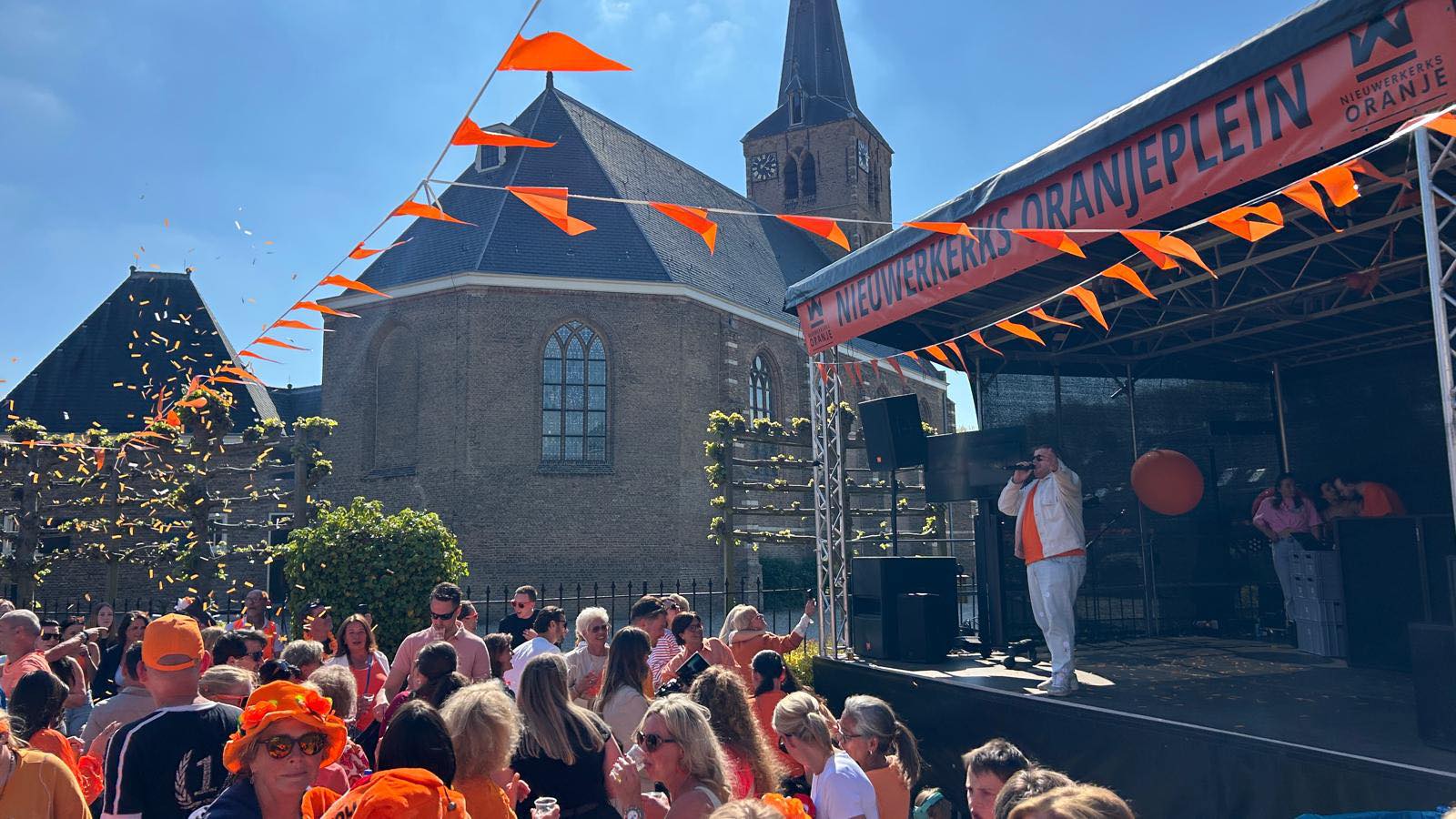Nieuwerkerk kleurt Oranje: Van de vroege Aubade tot Robert van Hemert