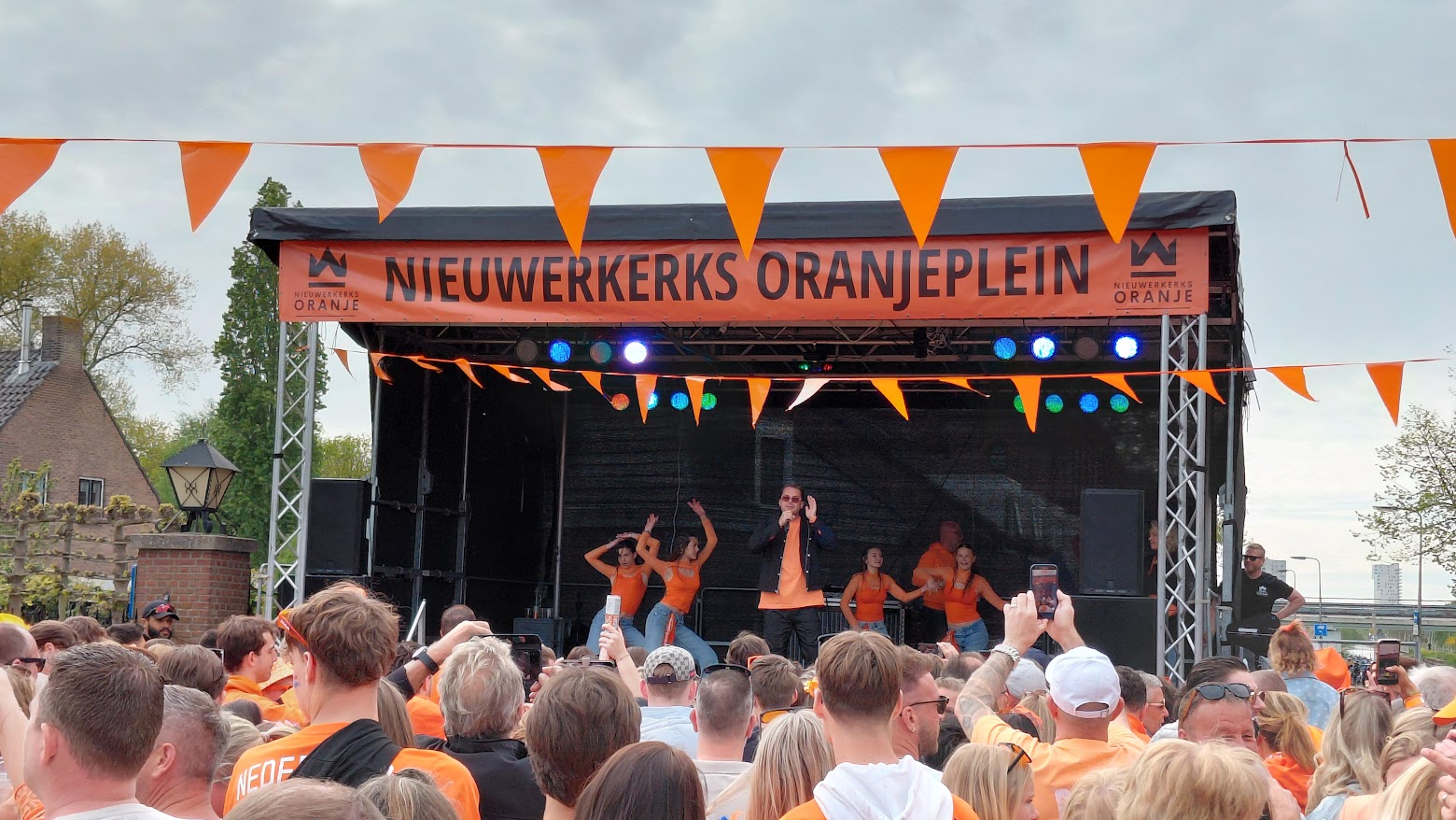 Koningsdag in Nieuwerkerk aan den IJssel eindigde feestelijk met spetterende show Robert van Hemert