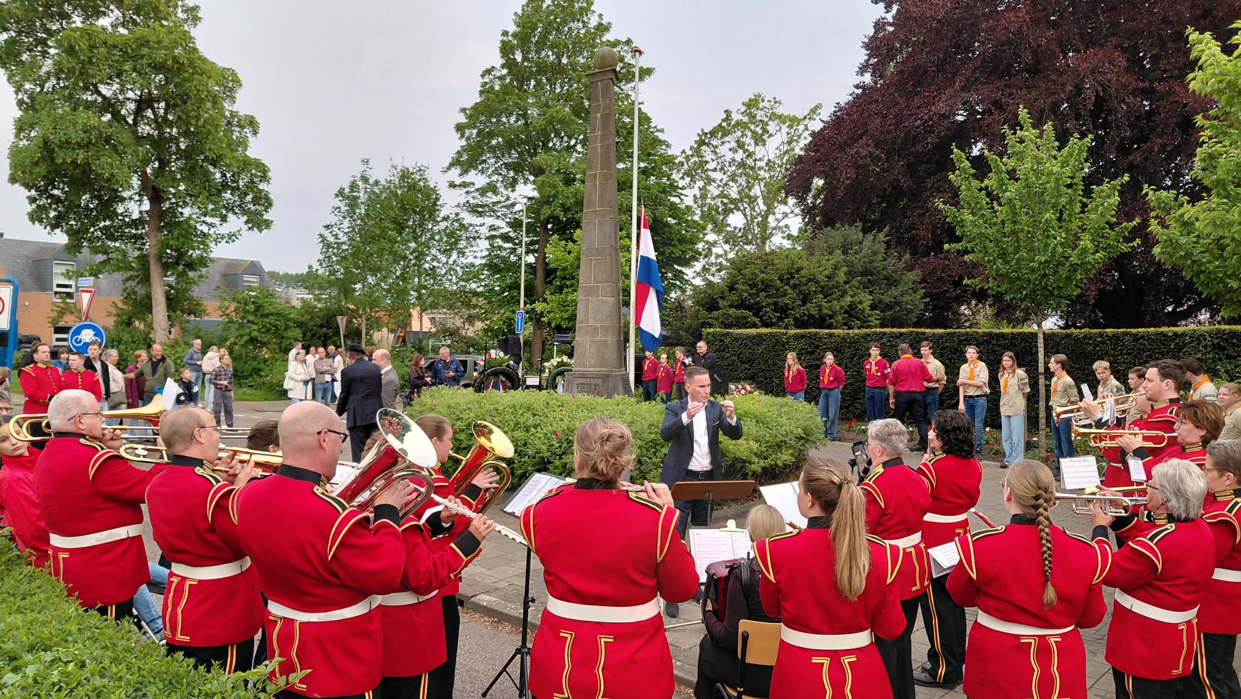 Waardige Dodenherdenking bij gedenknaald Kerklaan in Nieuwerkerk