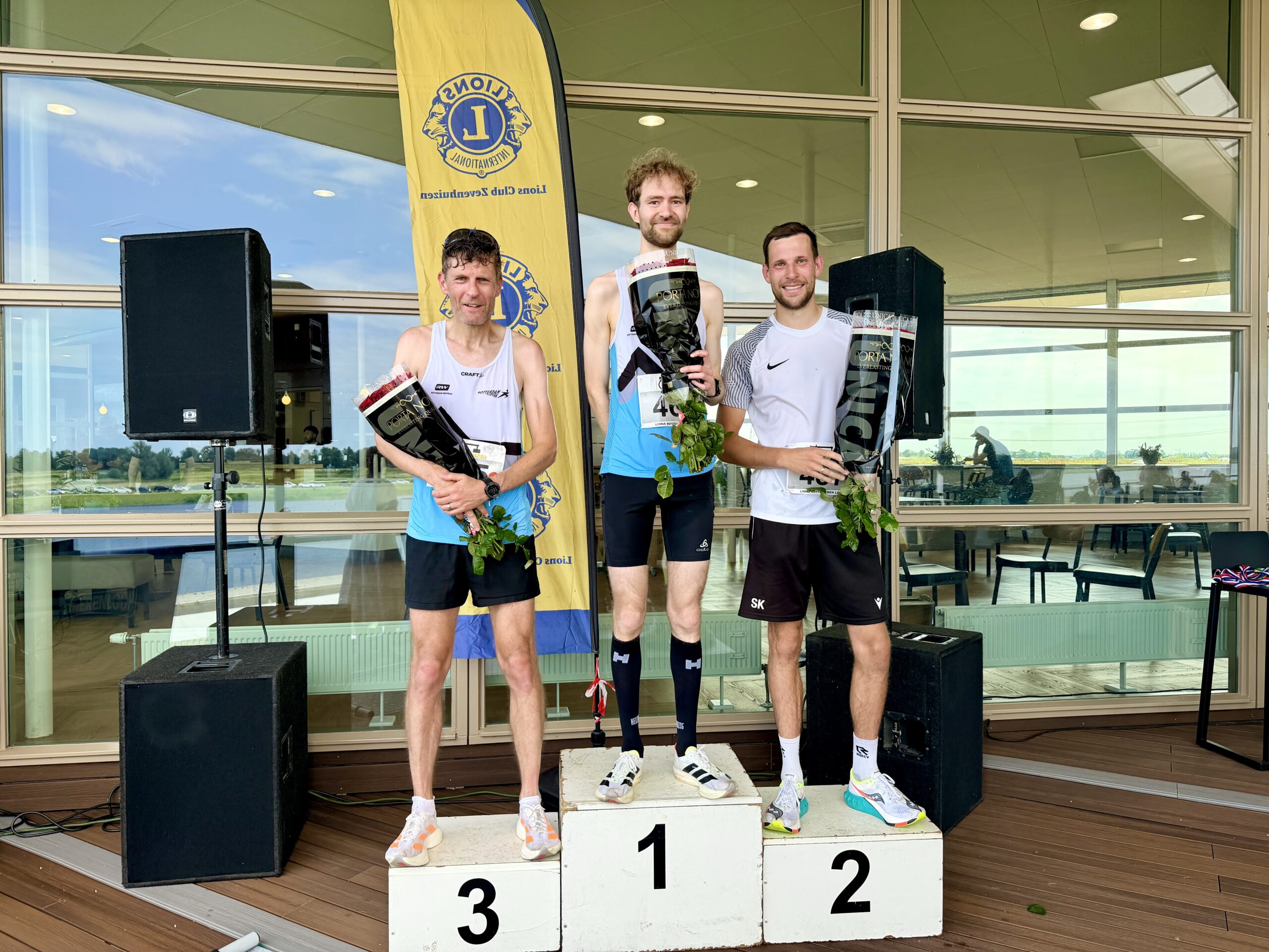 Honderden deelnemers tijdens warme 35ste editie van de Lions Rottemerenloop