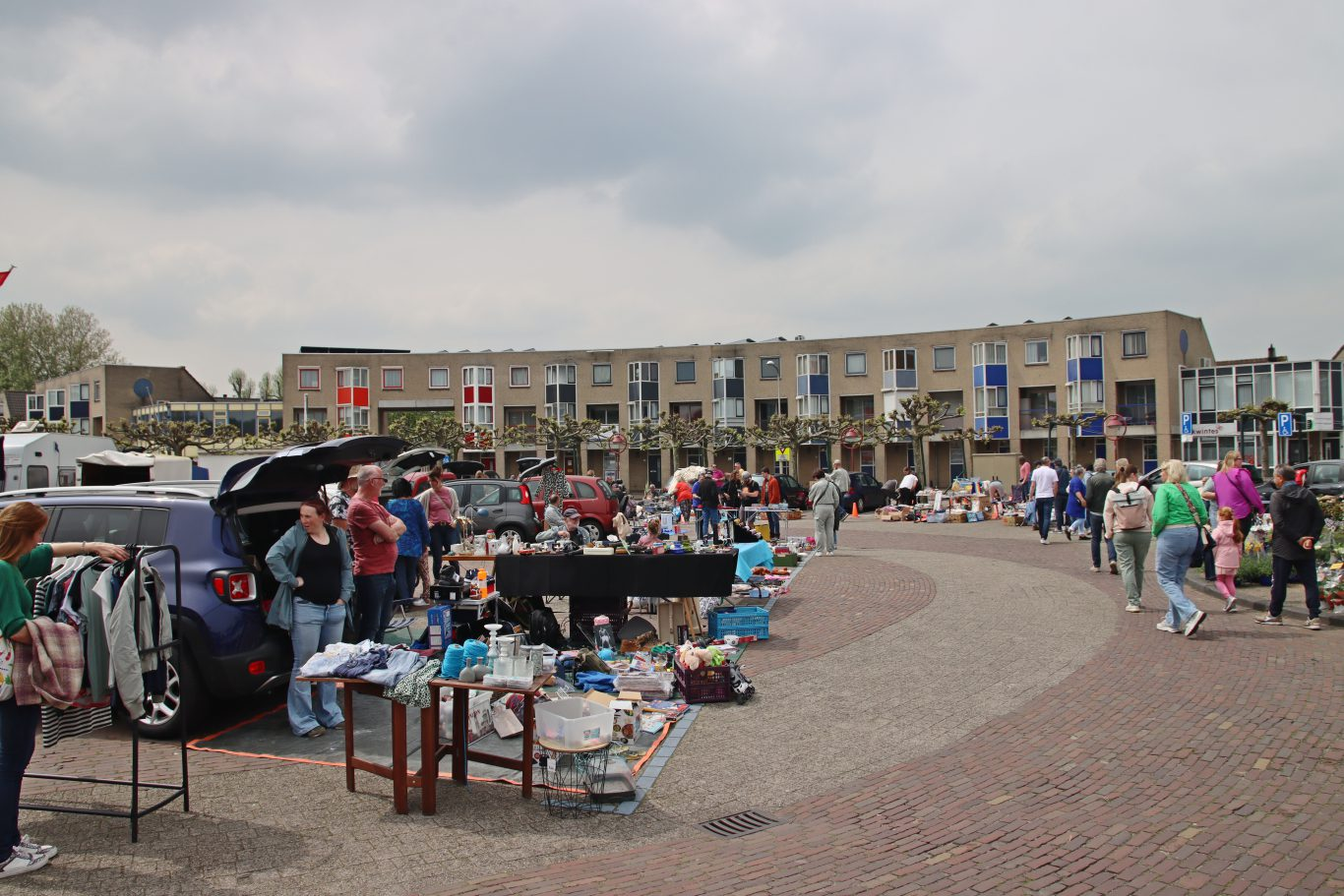 Hemelvaartsdag in Nieuwerkerk: Kofferbakverkoop op het Raadhuisplein