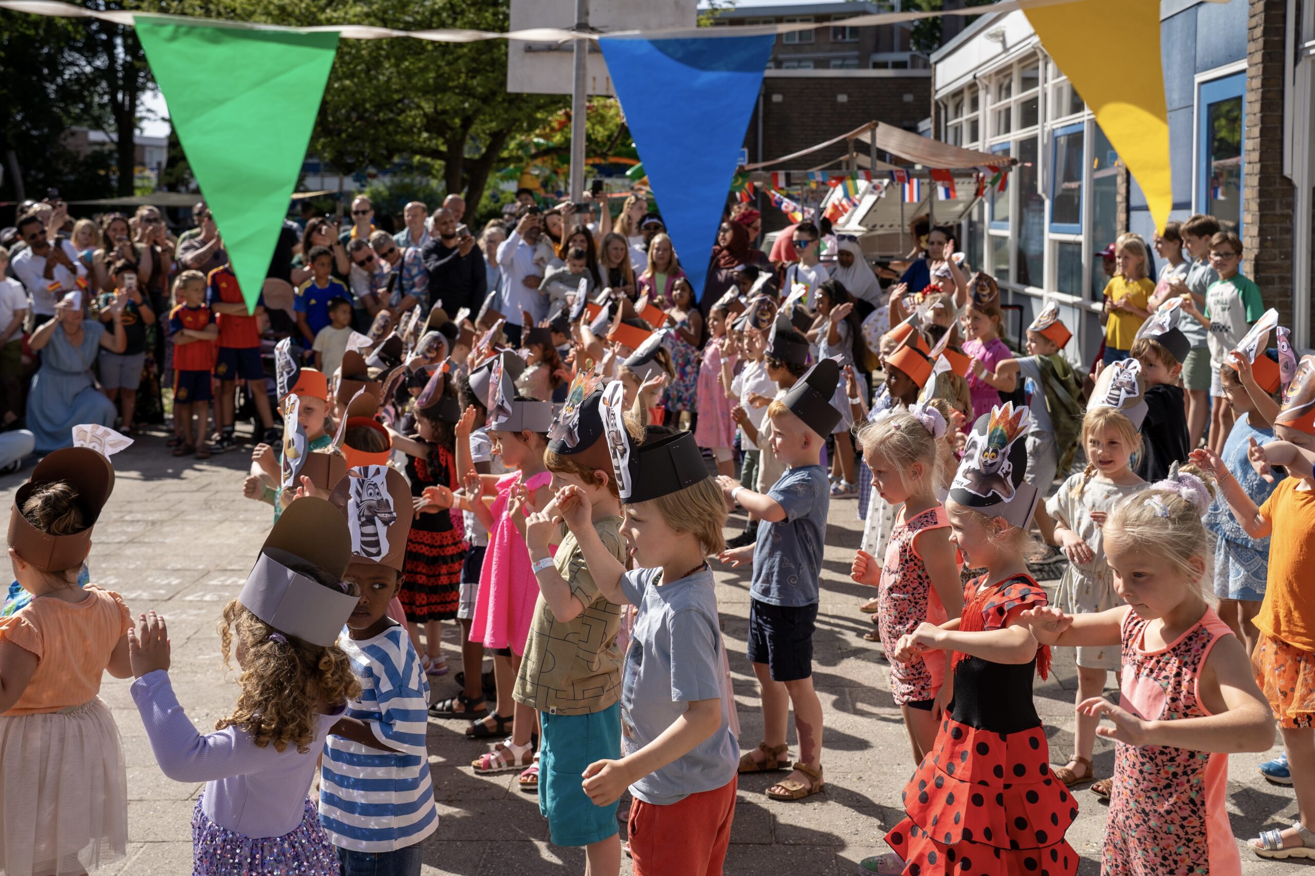 Montessorischool overhandigt € 2.500 aan goede doelen na geslaagd Zomerfeest