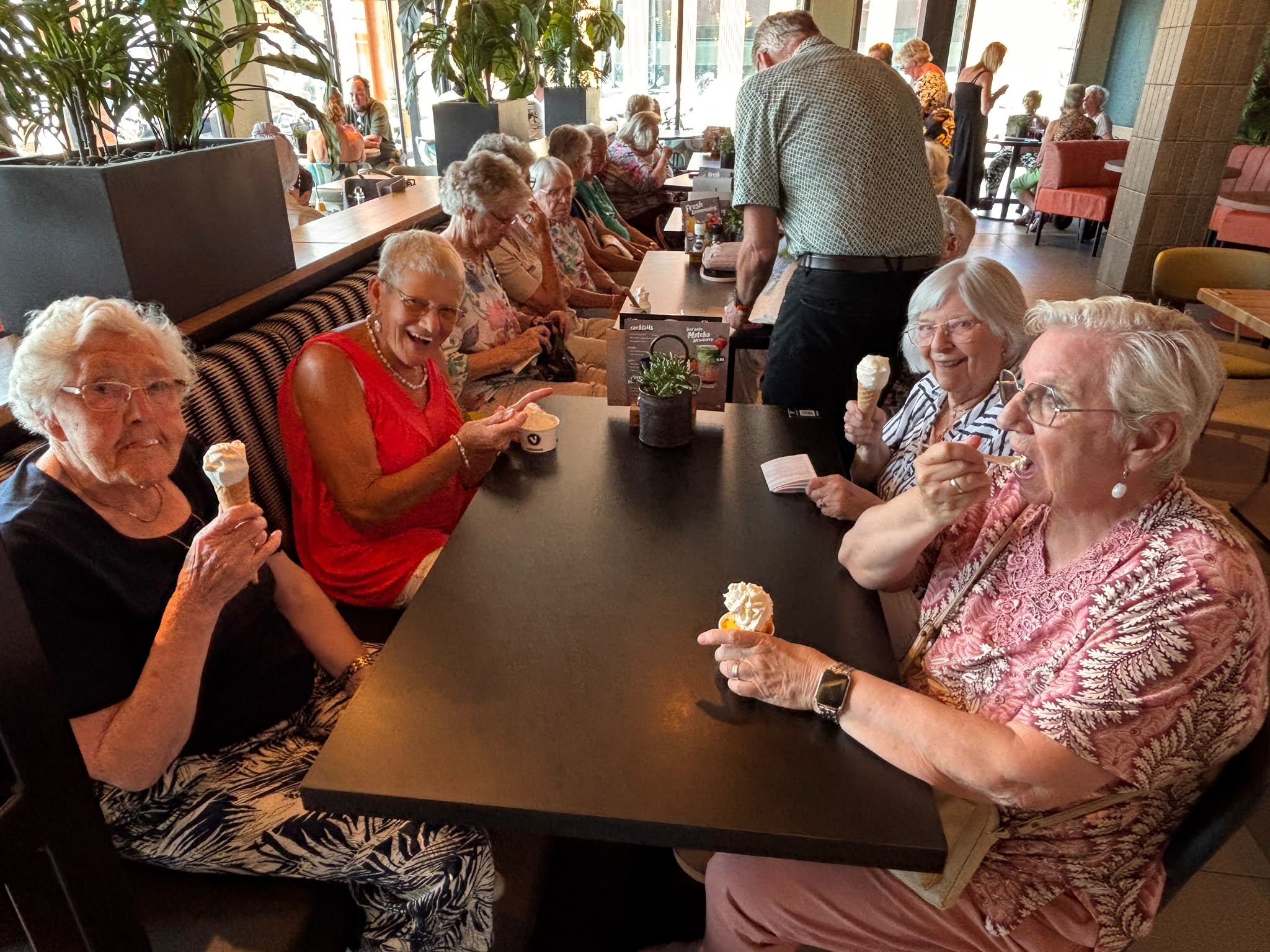 Zonnebloem Nieuwerkerk trakteert gasten op verkoelende ijsmiddag